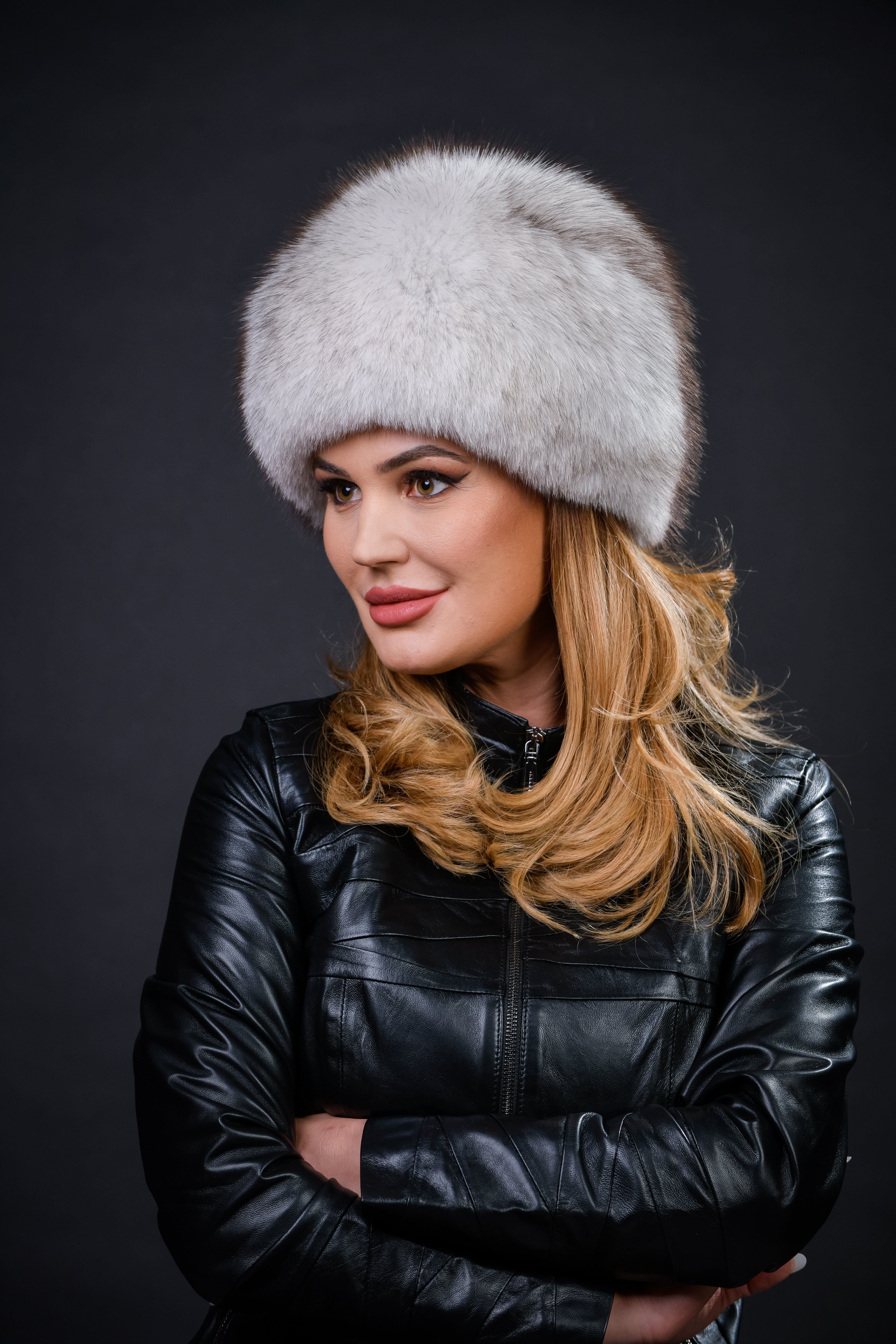 Căciulă din blană naturală de Vulpe Polară, model melc