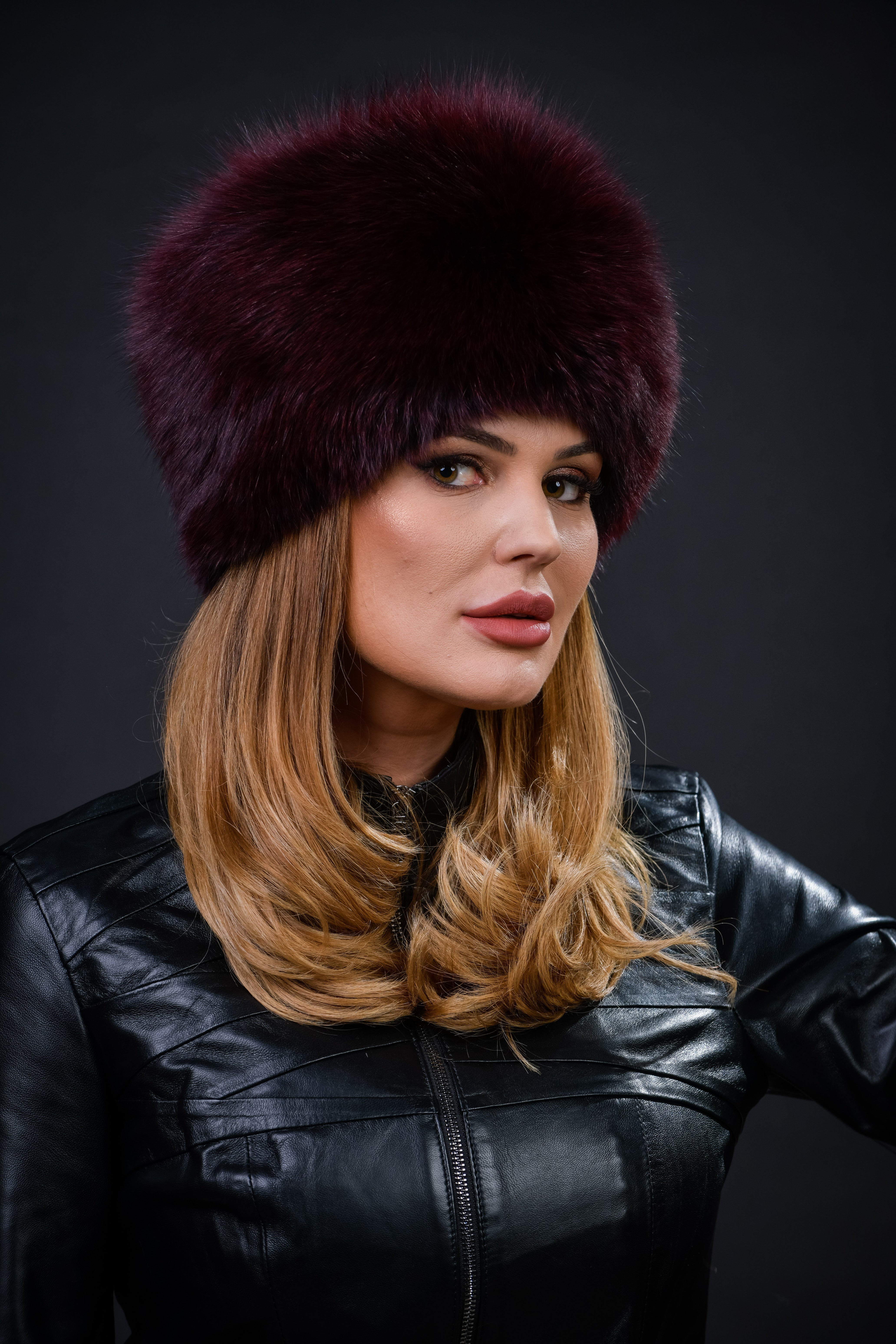 Căciulă din blană naturală de Vulpe Polară, nuanța Bordo