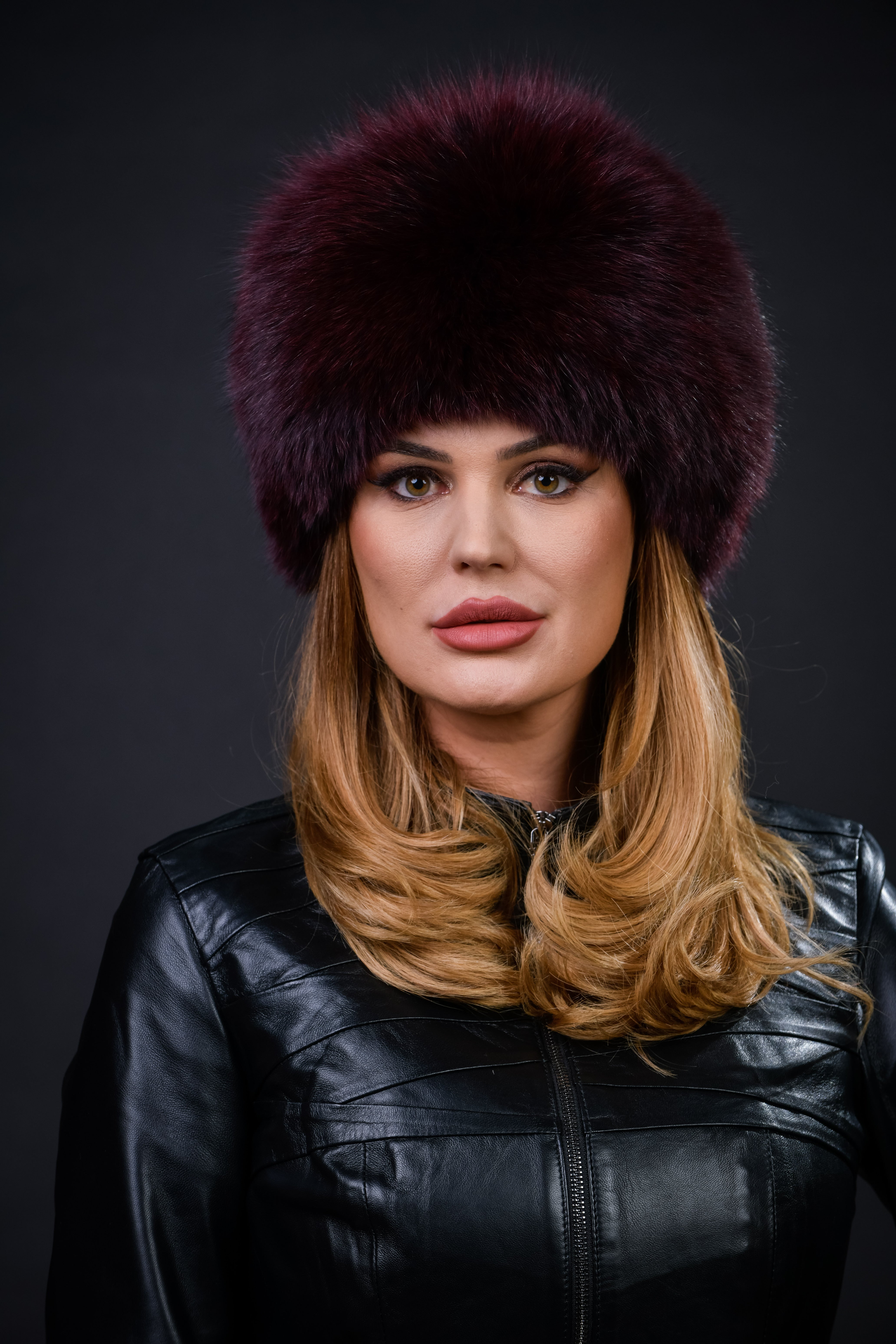 Căciulă din blană naturală de Vulpe Polară, nuanța Bordo