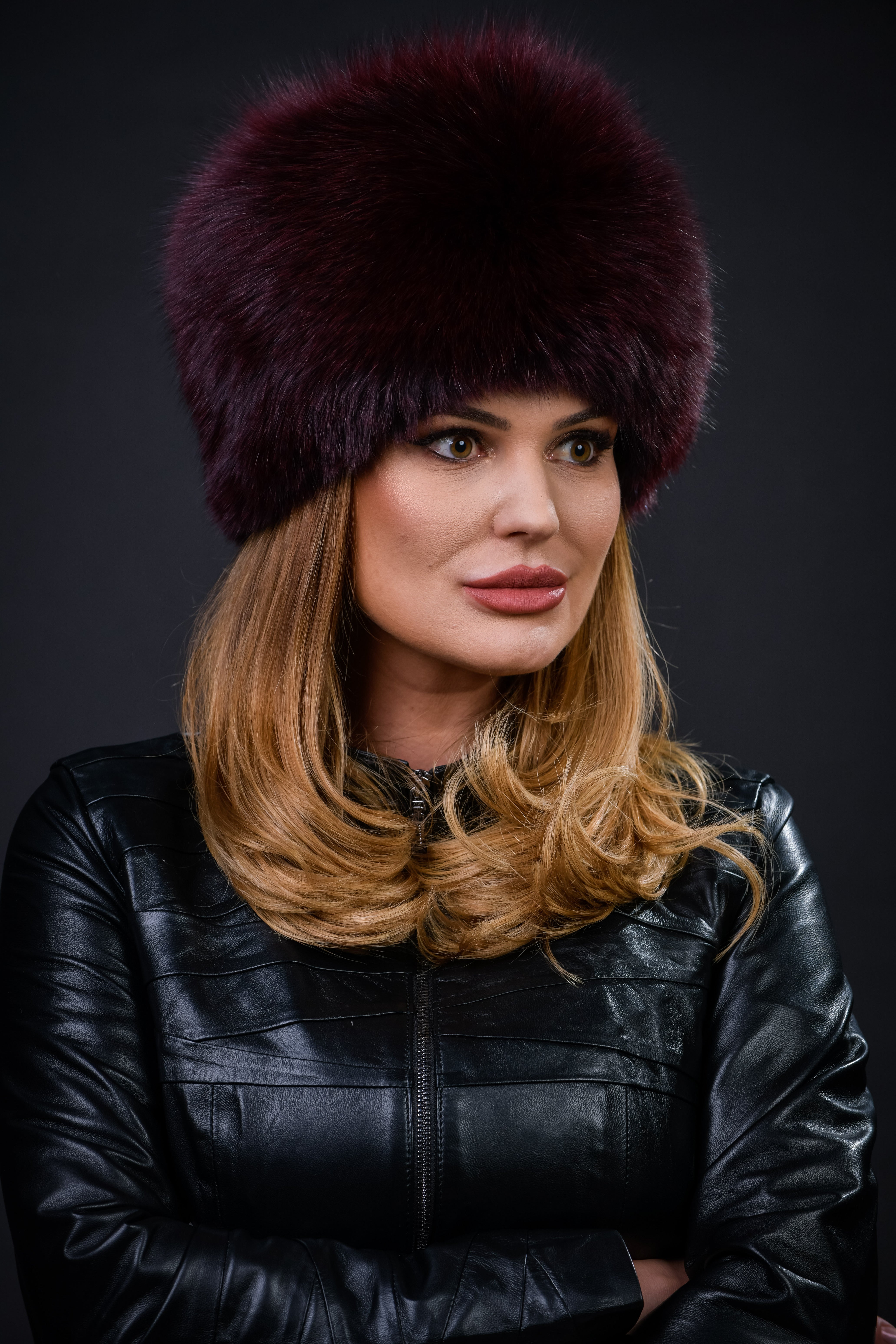 Căciulă din blană naturală de Vulpe Polară, nuanța Bordo