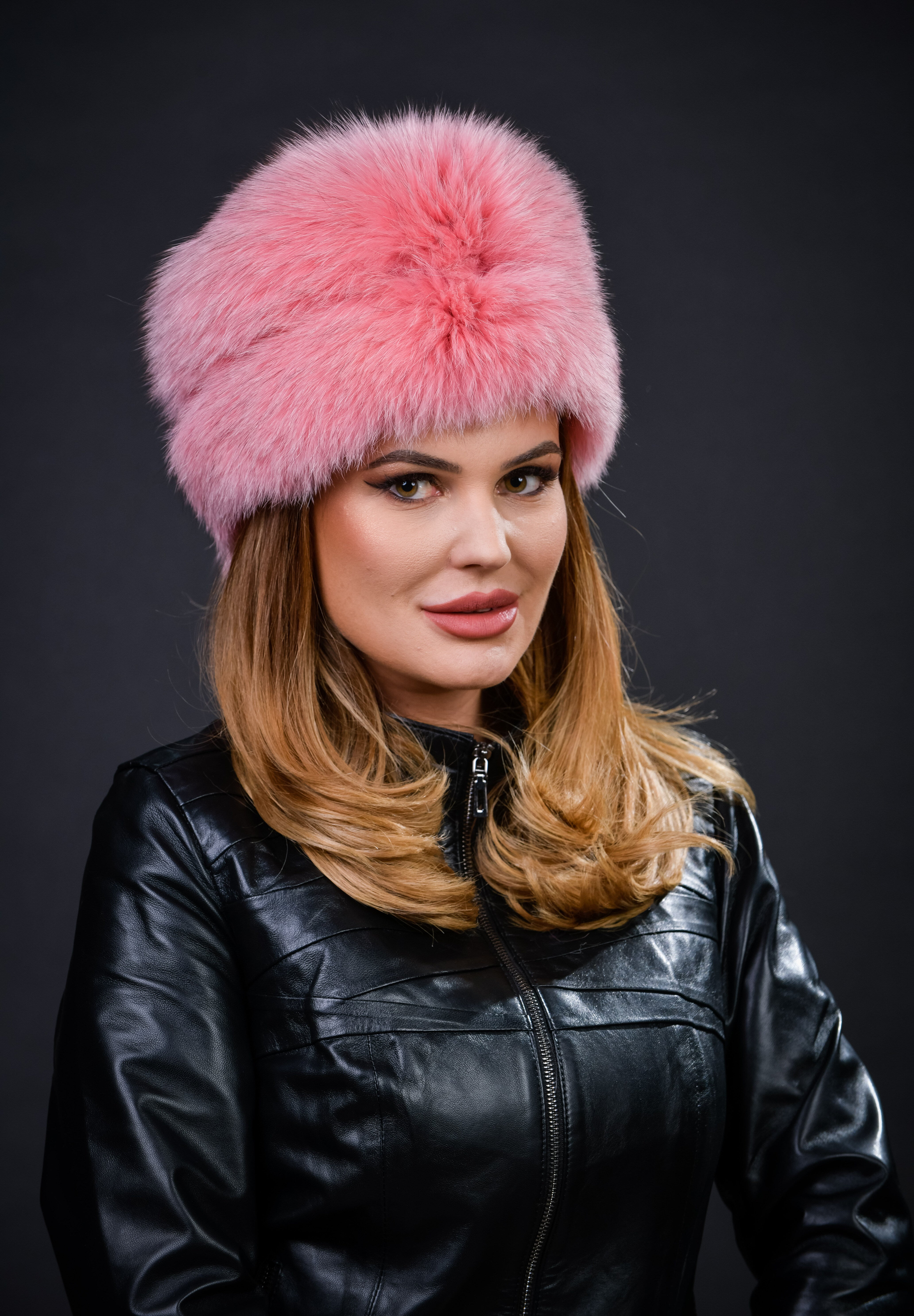 Căciulă din blană naturală de Vulpe Polară, nuanța roz
