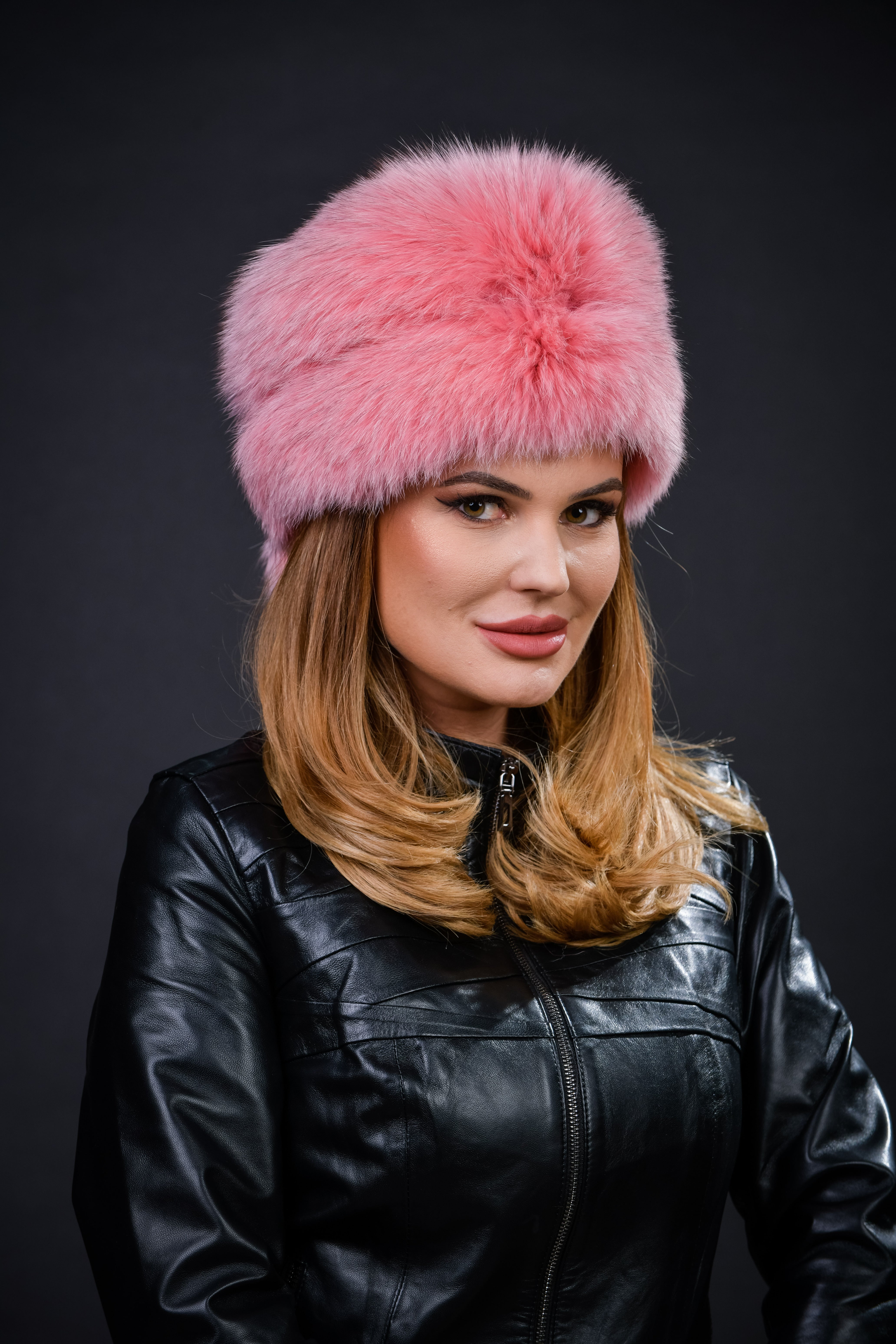 Căciulă din blană naturală de Vulpe Polară, nuanța roz