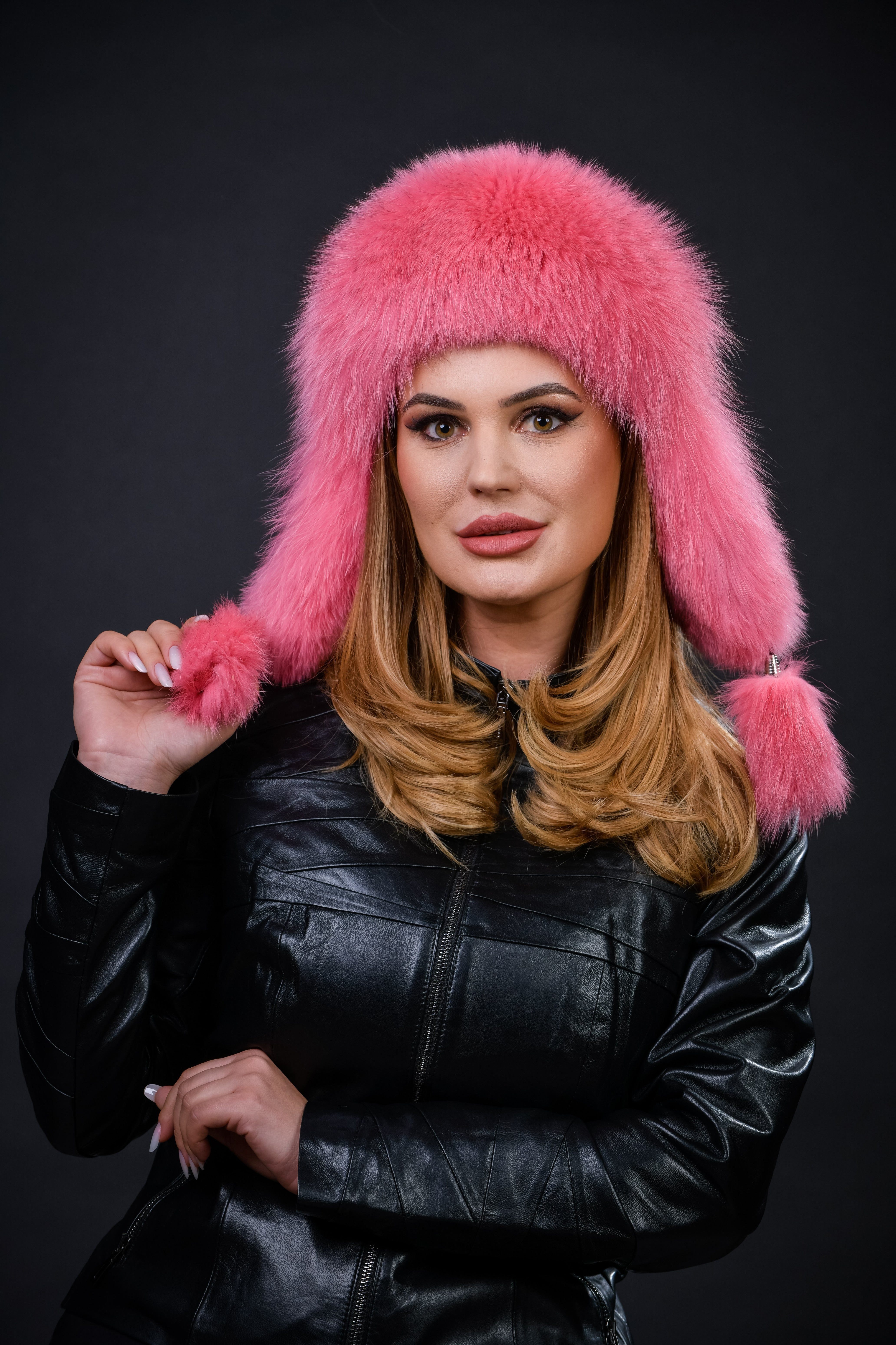 Căciulă din blană naturală de Vulpe Polară, nuanța roz