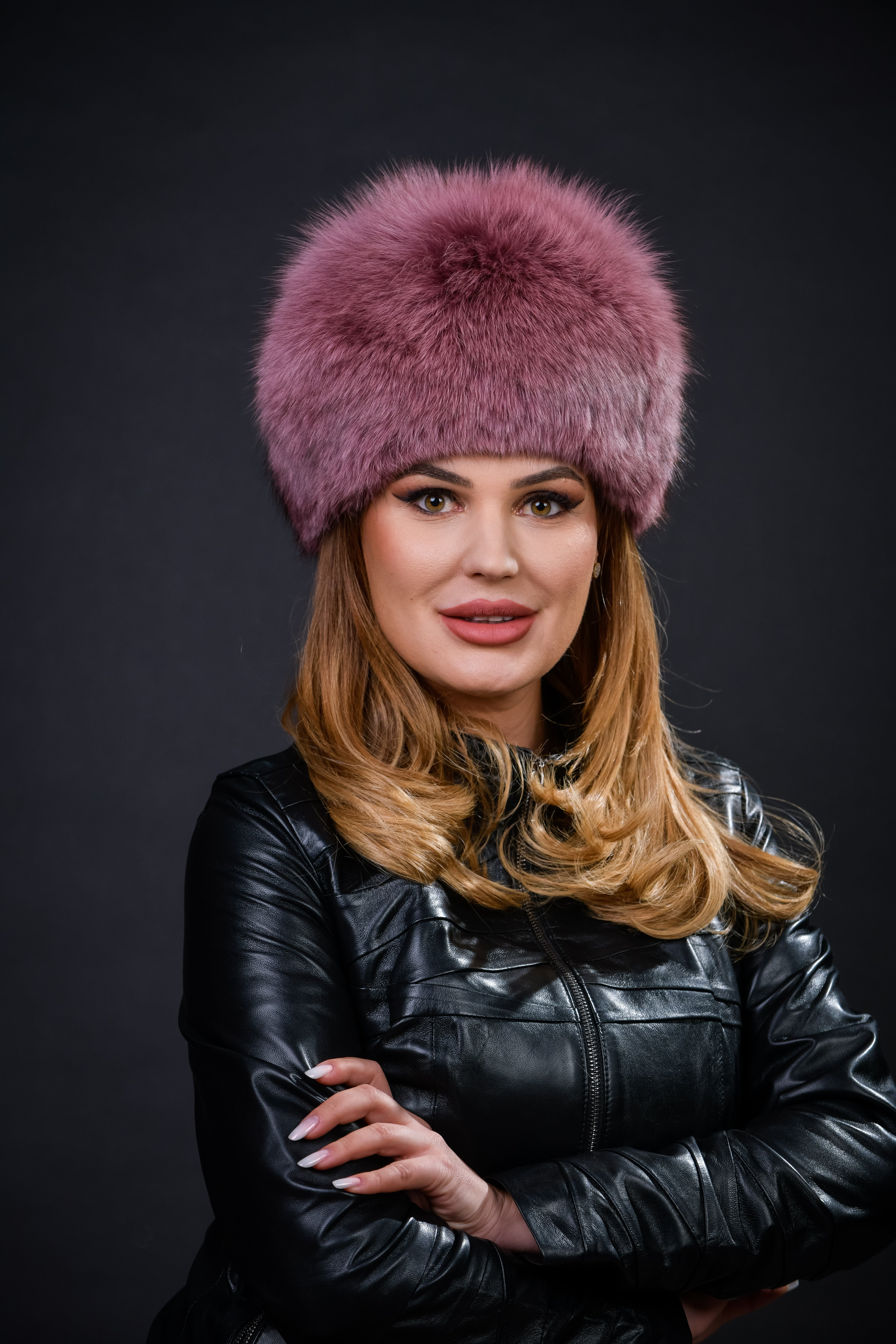 Căciulă din blană naturală de Vulpe Polară, nuanța roze