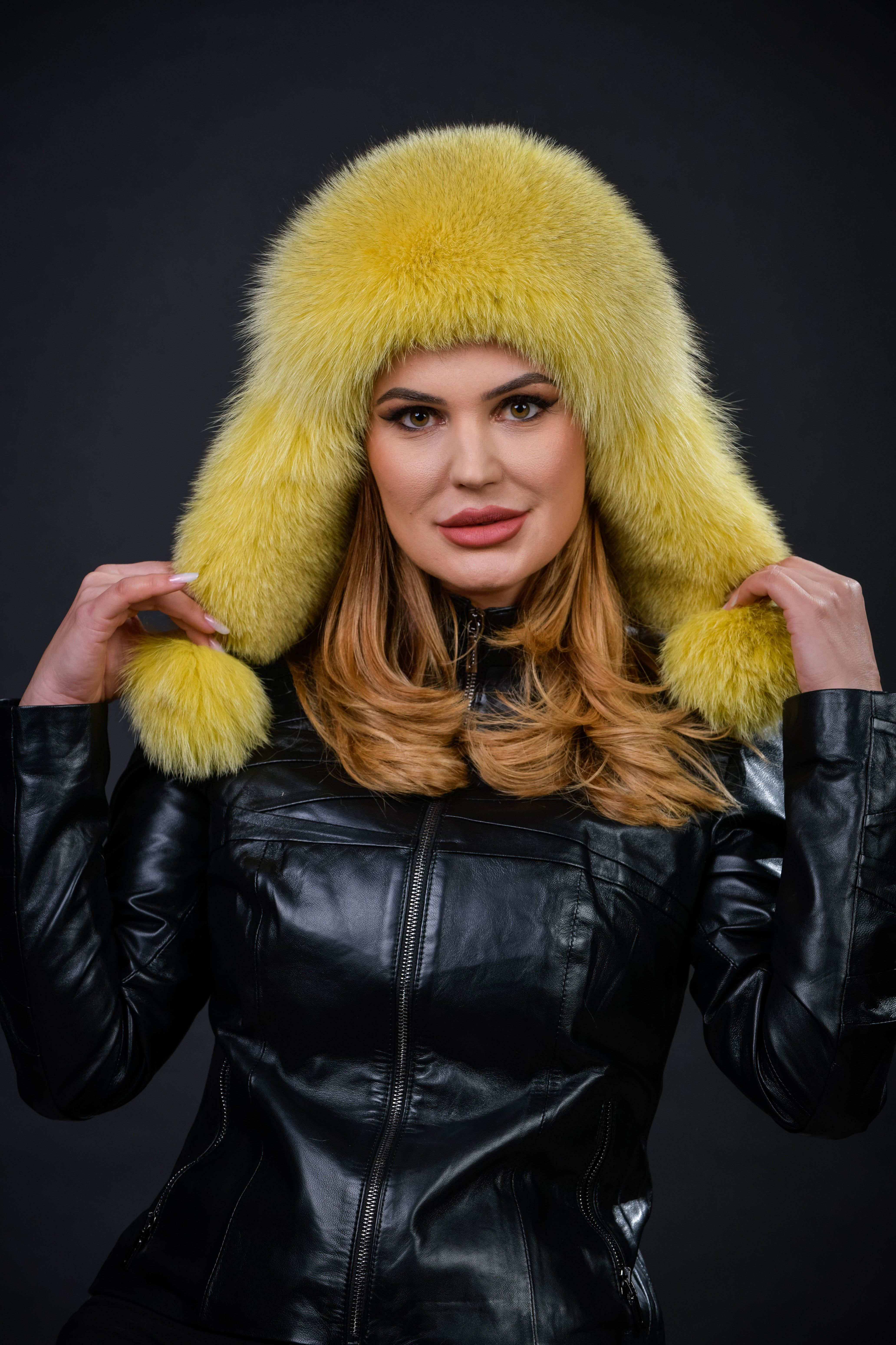 Căciulă din blană naturală de Vulpe Polară, nuanța galbenă