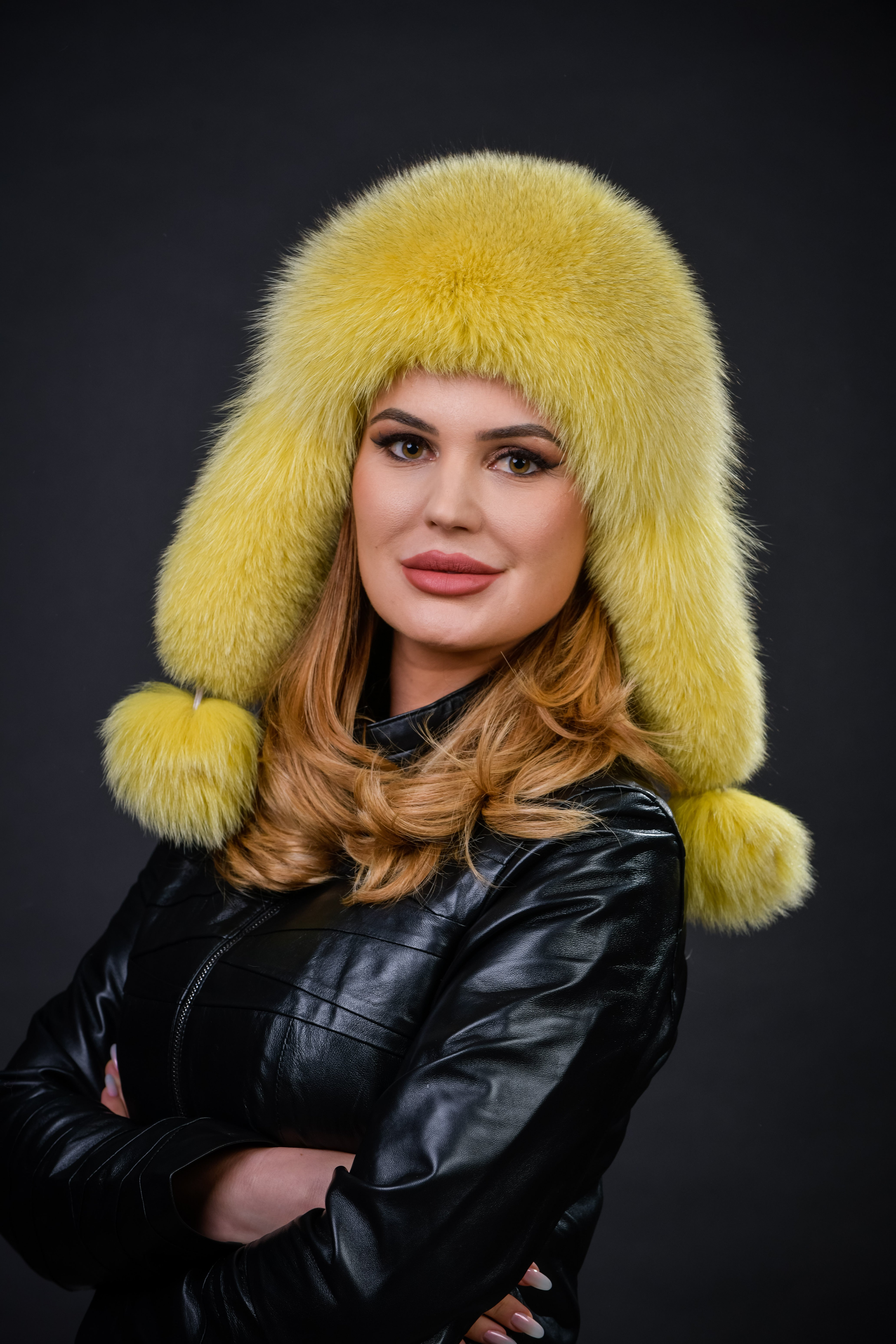 Căciulă din blană naturală de Vulpe Polară, nuanța galbenă