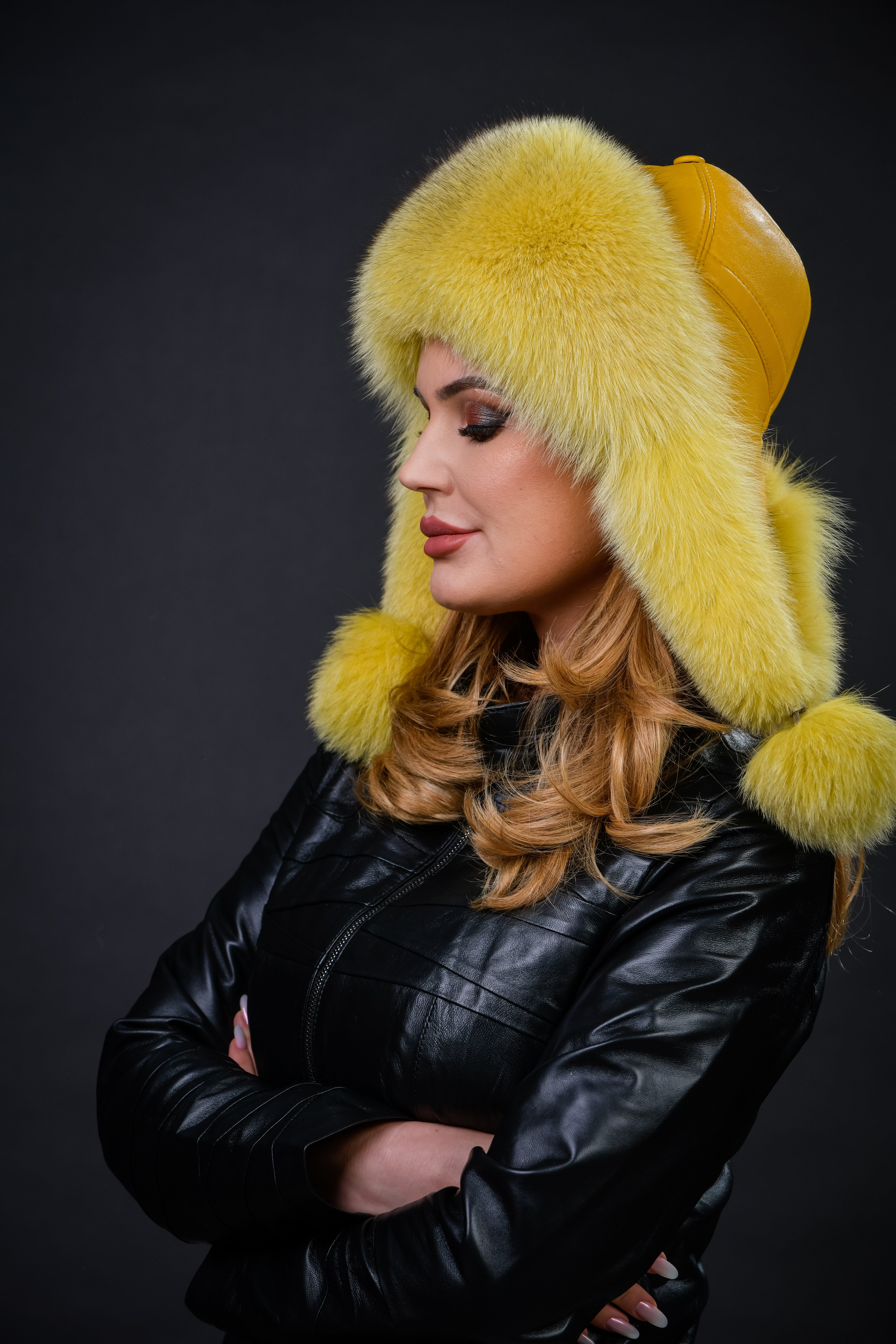 Căciulă din blană naturală de Vulpe Polară, nuanța galbenă