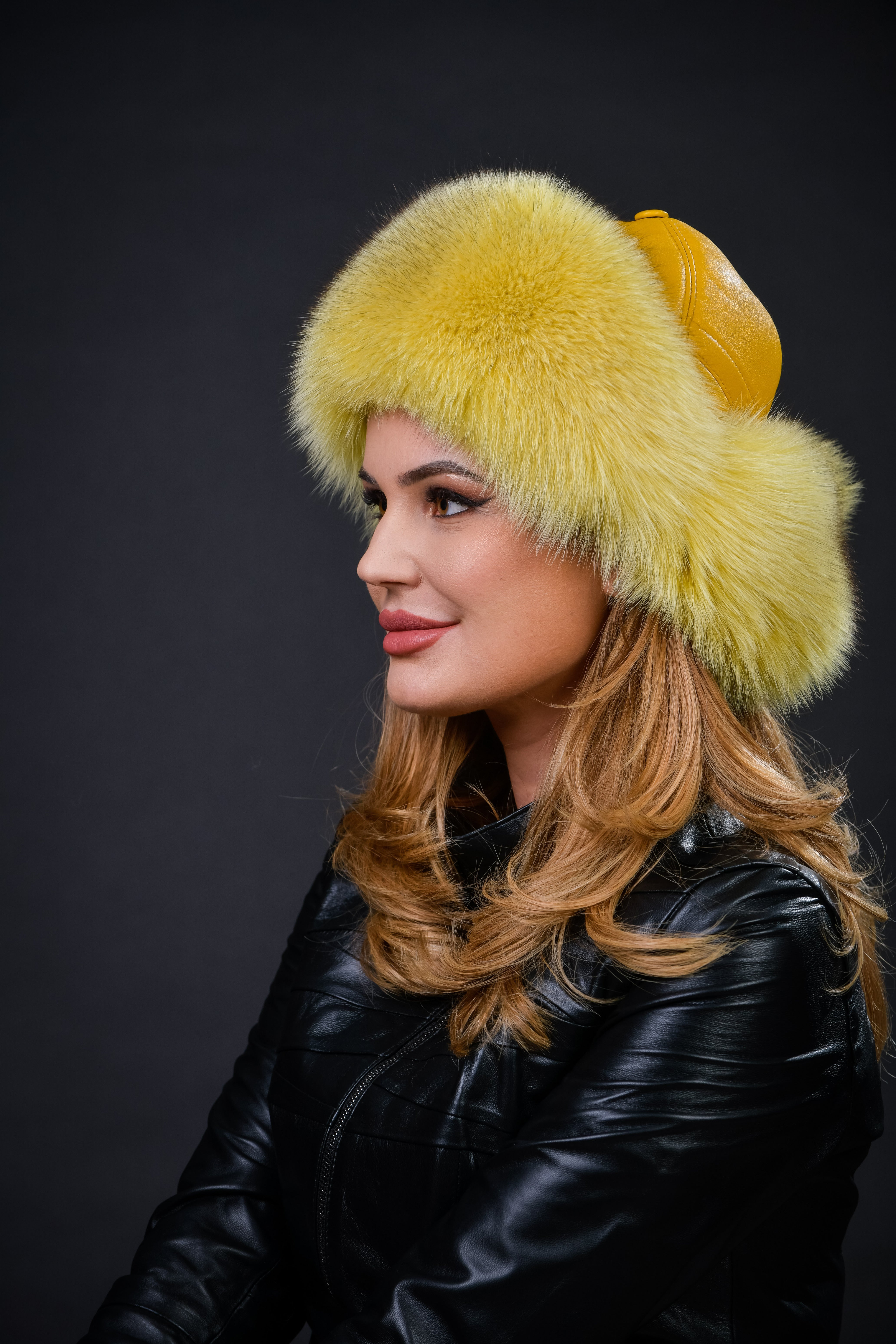 Căciulă din blană naturală de Vulpe Polară, nuanța galbenă