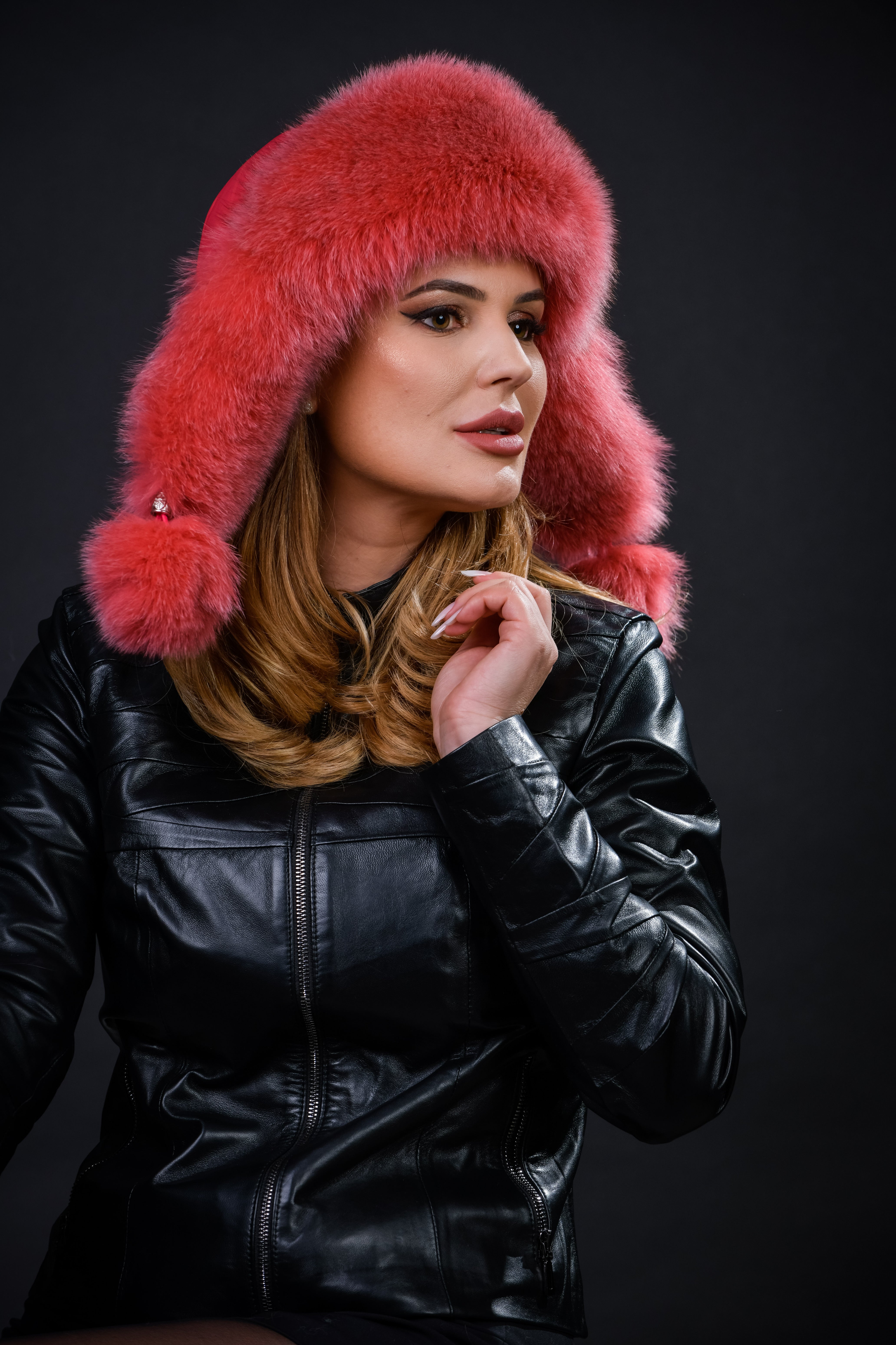 Căciulă din blană naturală de Vulpe Polară, nuanța coral