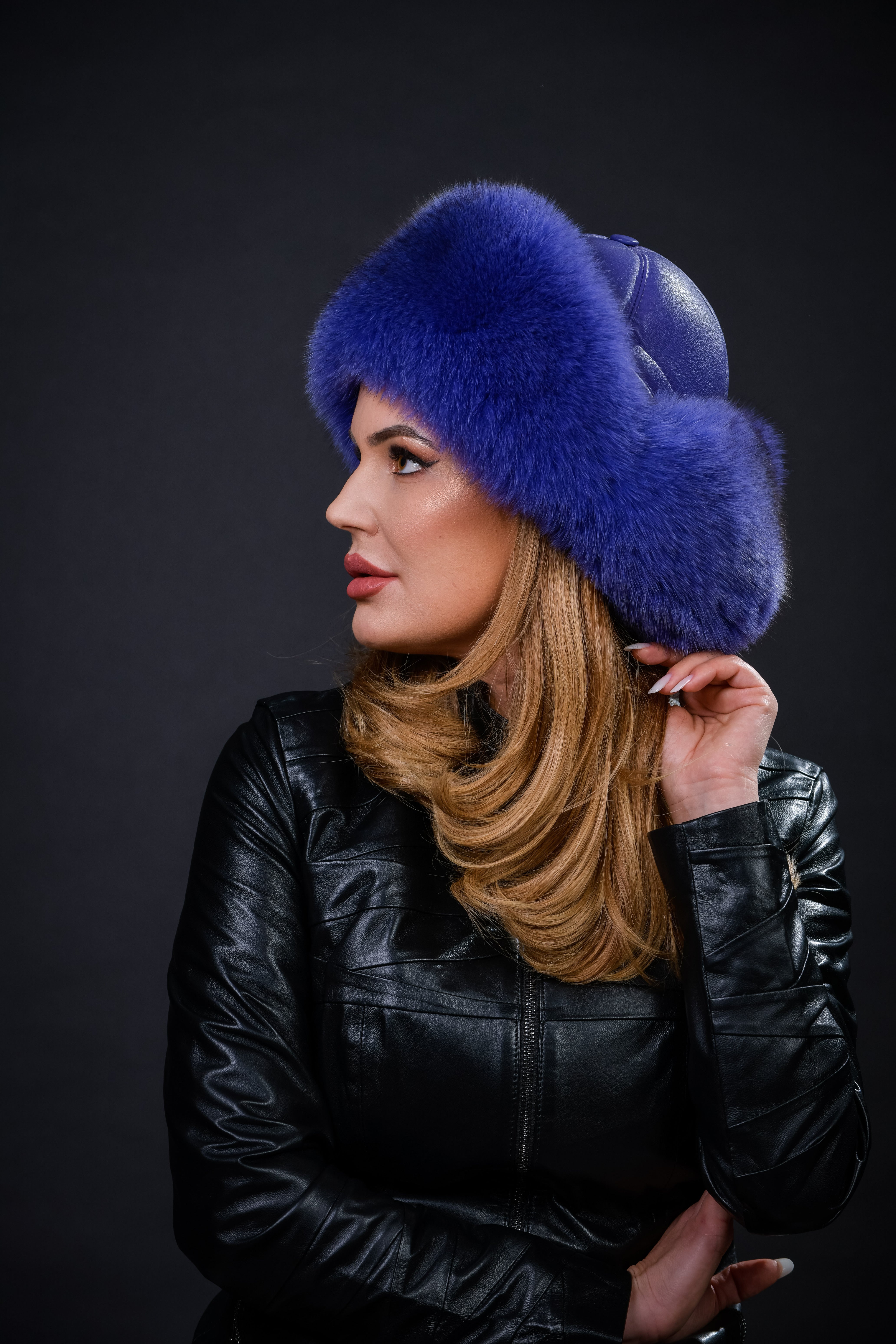 Căciulă din blană naturală de Vulpe Polară, nuanța indigo