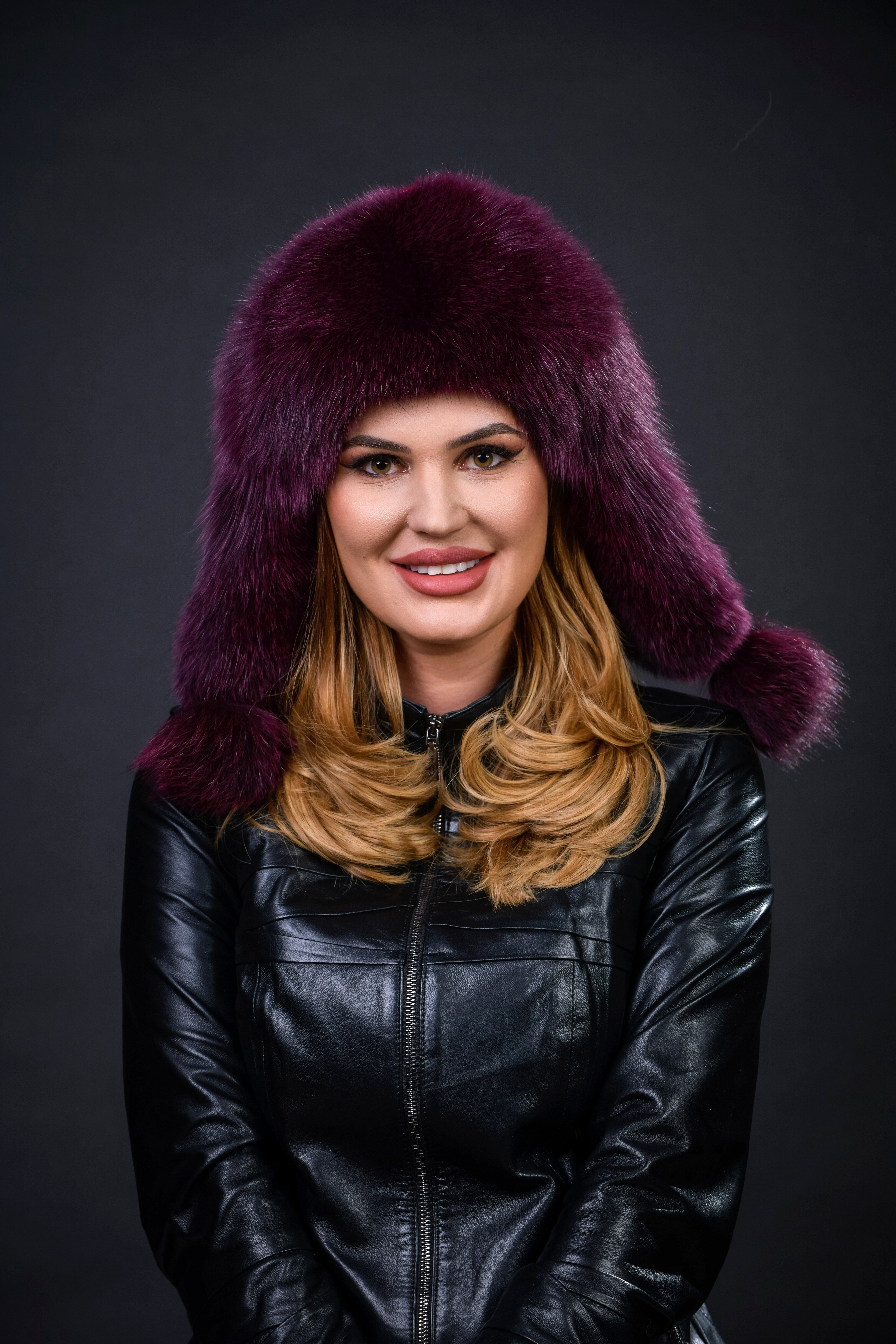 Căciulă din blană naturală de Vulpe Polară, nuanța vișiniu
