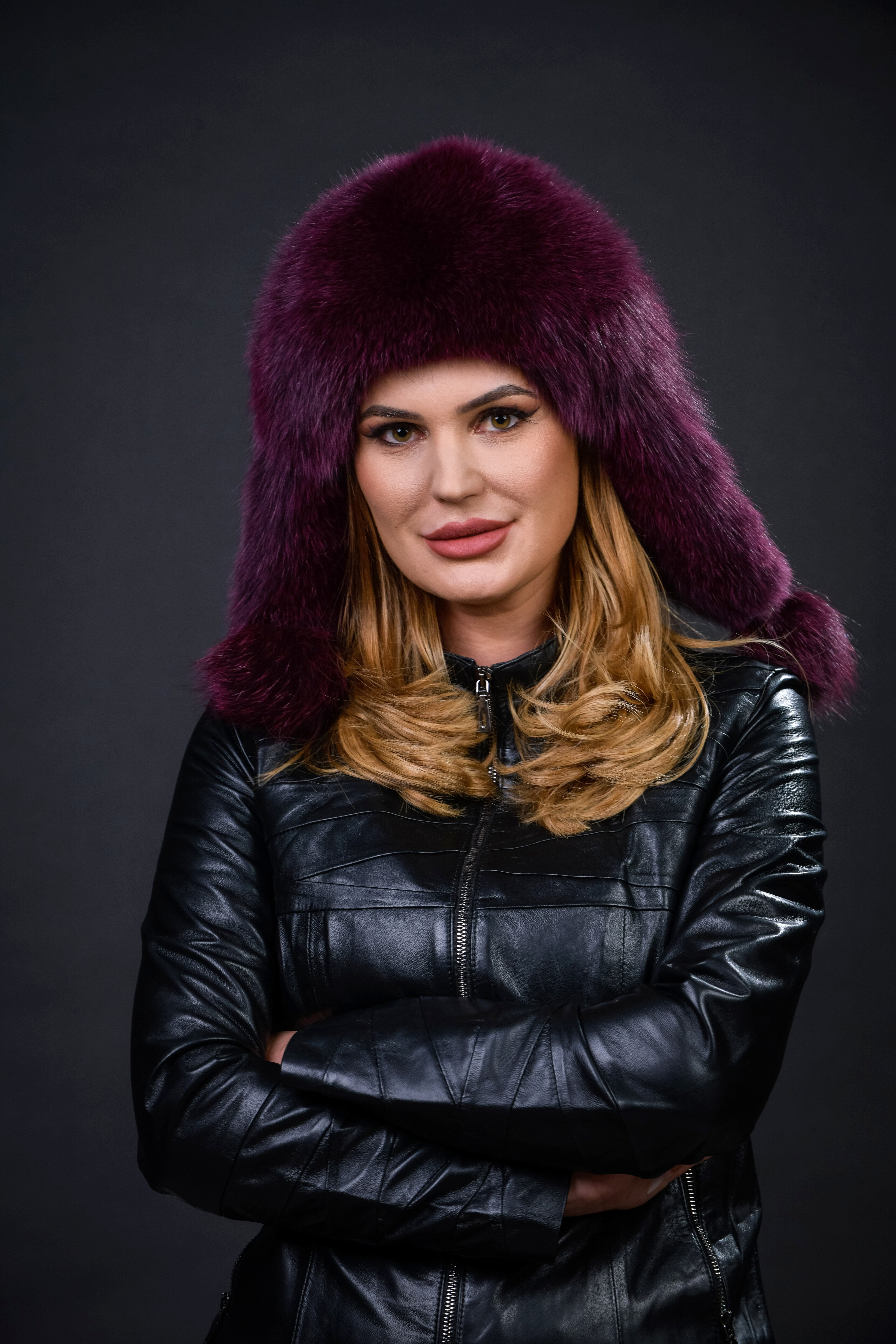 Căciulă din blană naturală de Vulpe Polară, nuanța vișiniu