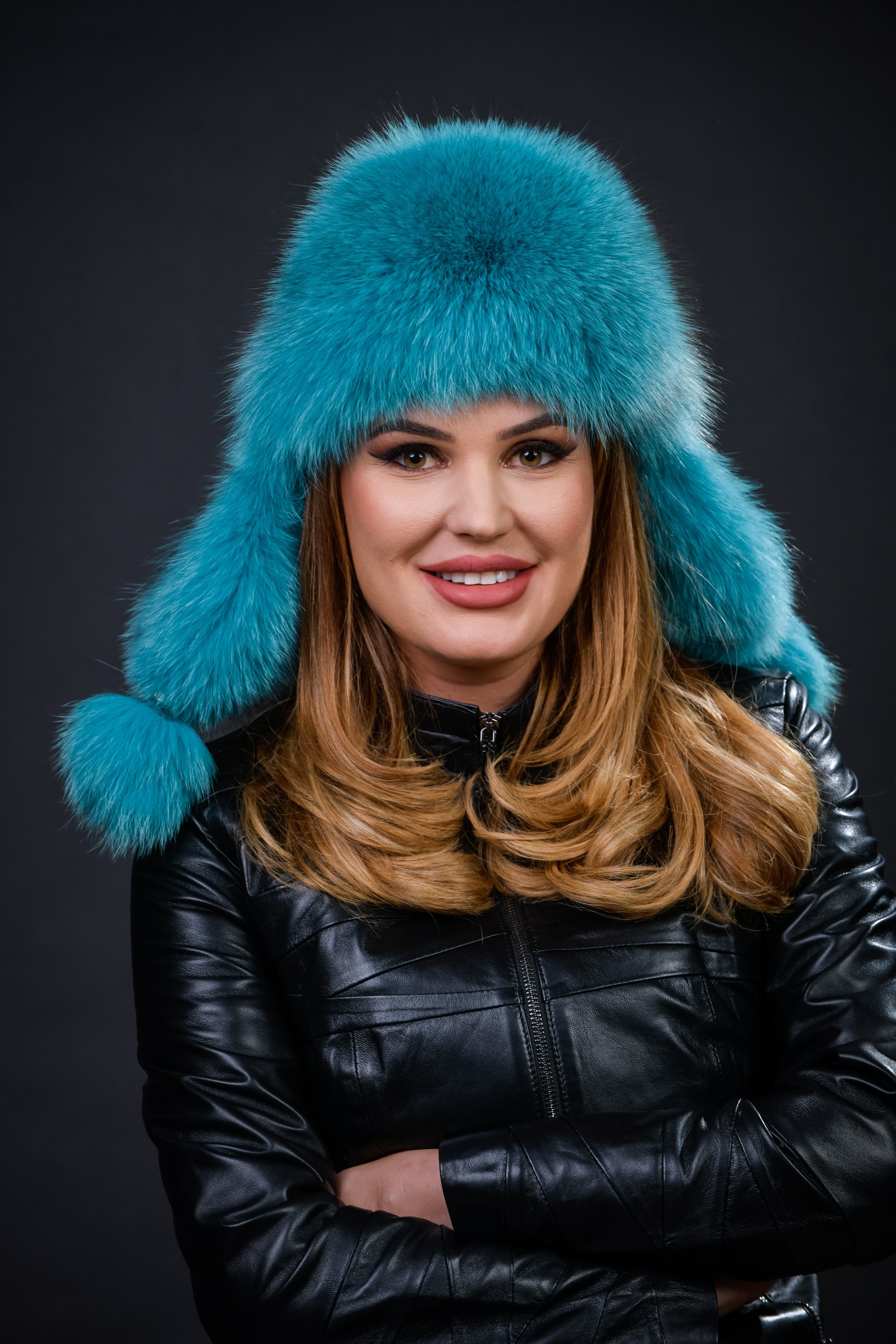Căciulă din blană naturală de Vulpe Polară, nuanța turcoaz