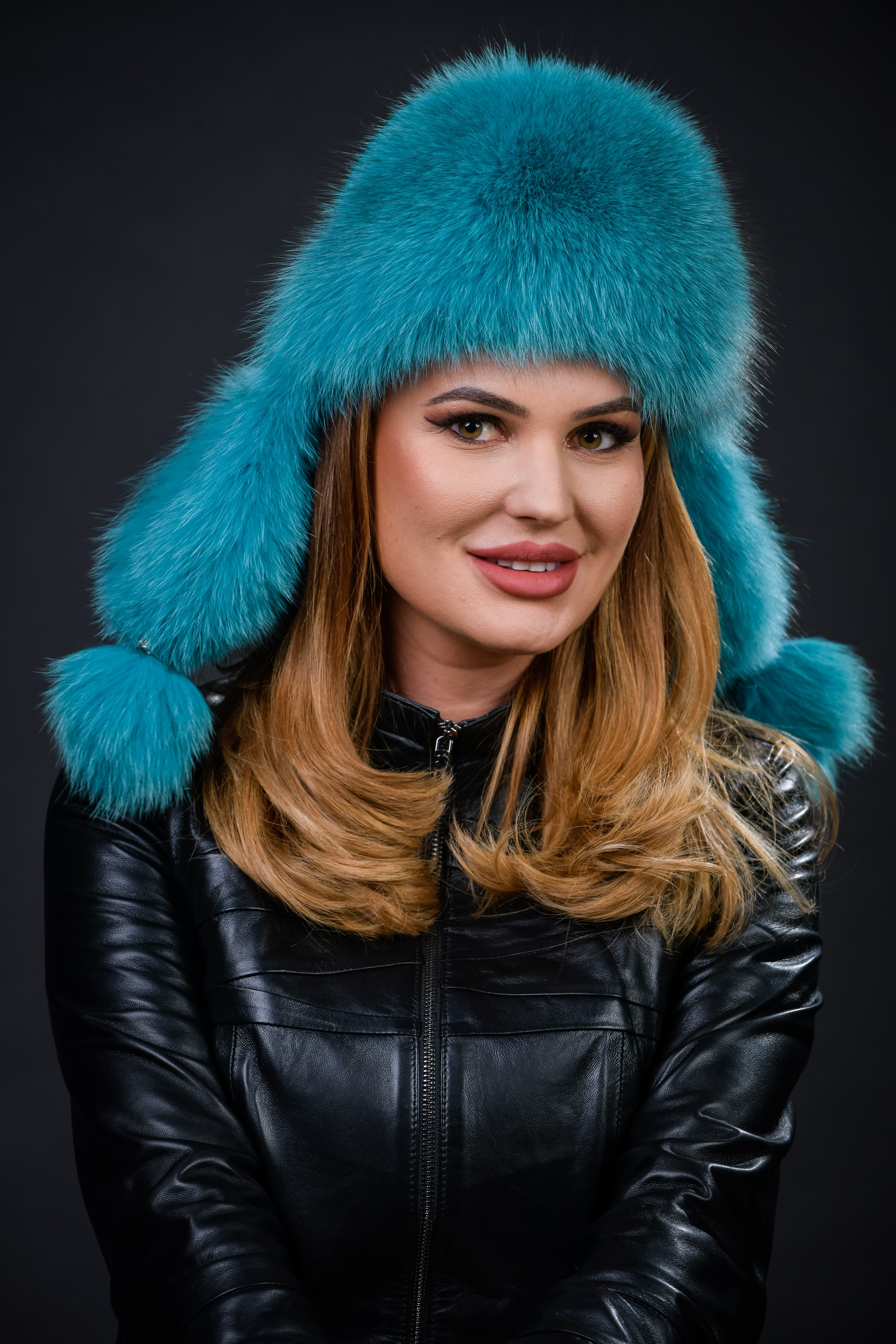 Căciulă din blană naturală de Vulpe Polară, nuanța turcoaz