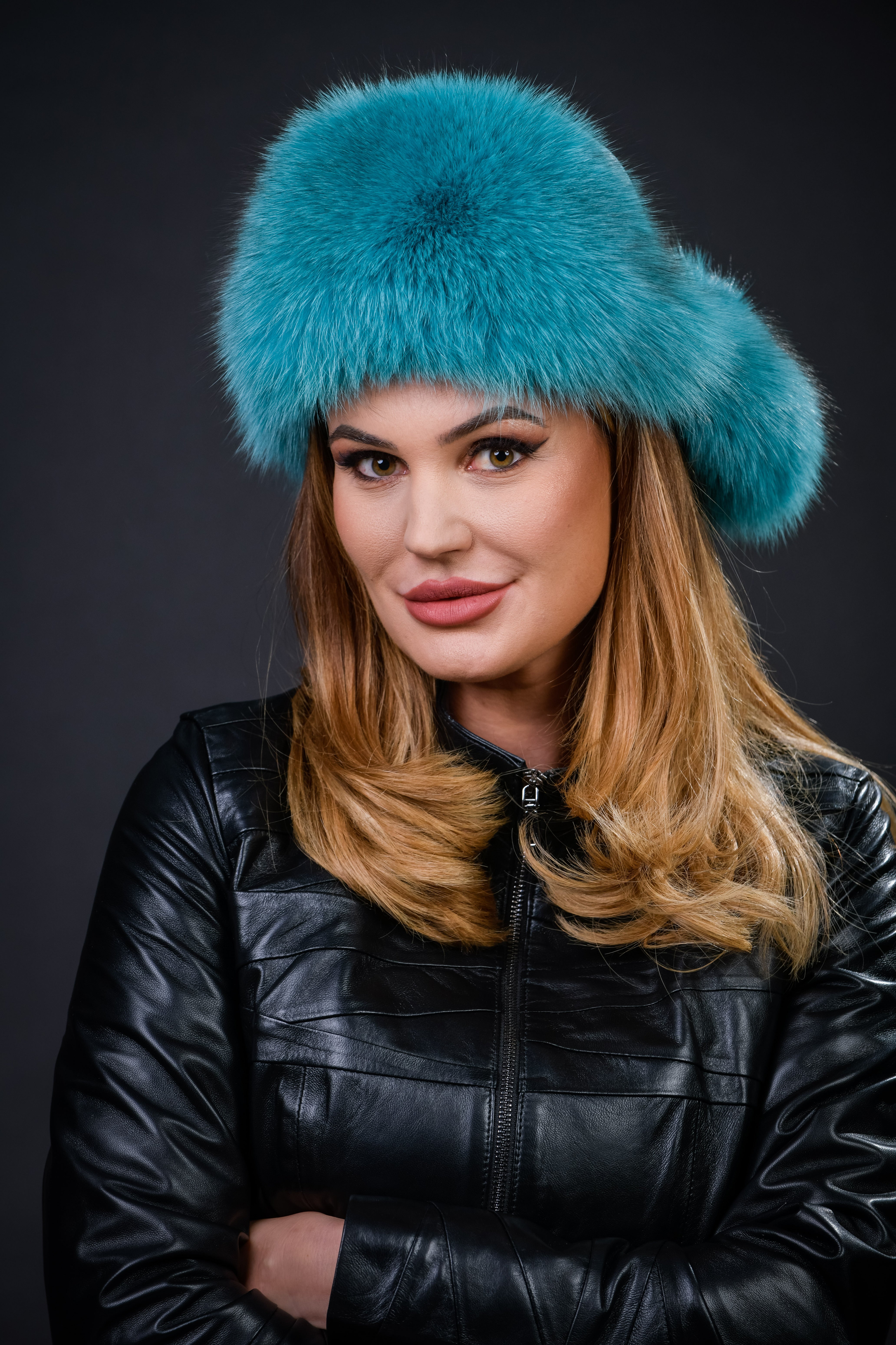 Căciulă din blană naturală de Vulpe Polară, nuanța turcoaz